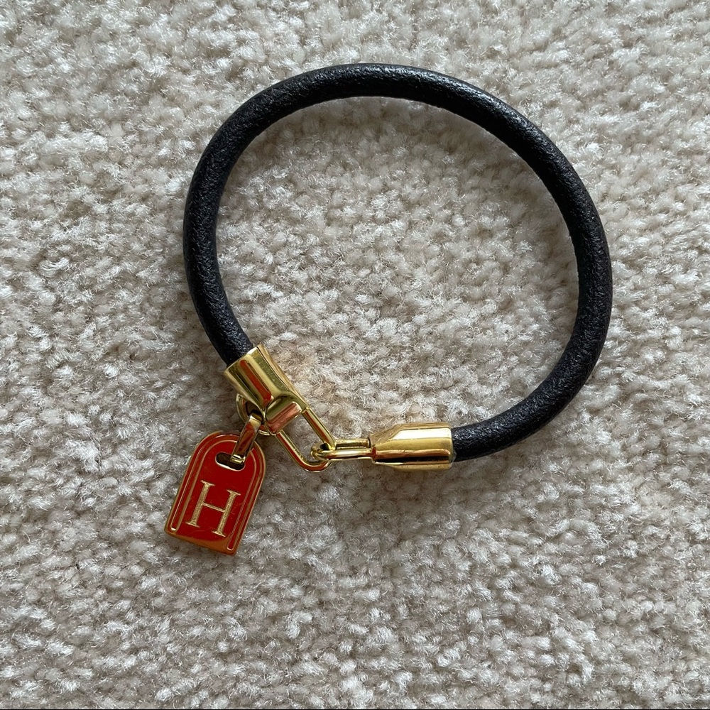 Beautiful new signature (H) and leather bracelet